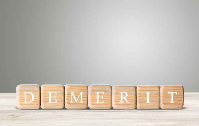 DEMERITと書かれたブロック