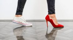 スニーカーと赤いヒールの女性の足