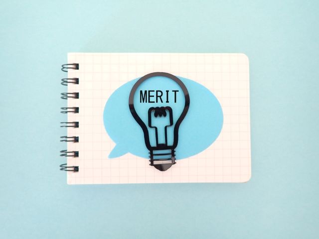 ノートにかかれた電球のマークとMERITの文字