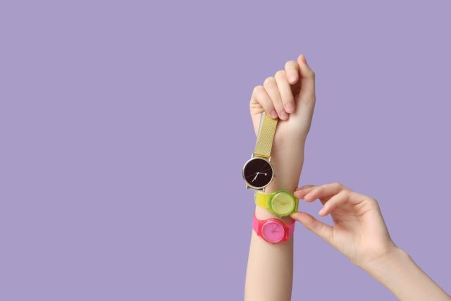 腕時計を3つつける女性の手